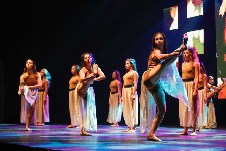 Tribe Dance Hold Your Dream 